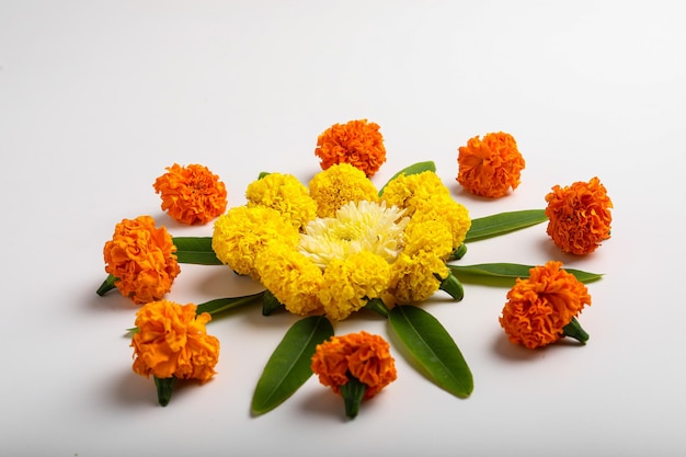 Fiore di calendula rangoli Design per il Diwali Festival, decorazione floreale del Festival indiano
