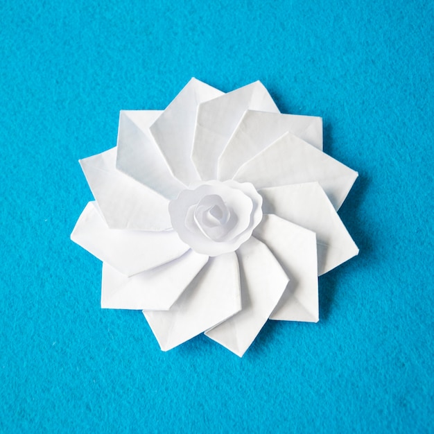 Fiore di carta bianca origami fatti a mano