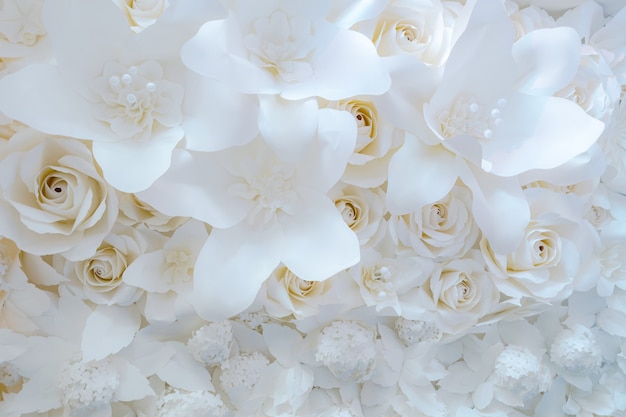 Fiore di carta, rose bianche tagliate da carta, decorazioni di nozze, sfondo di fiori matrimonio misto