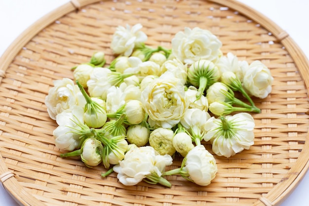 Fiore di gelsomino in piatto di bambù