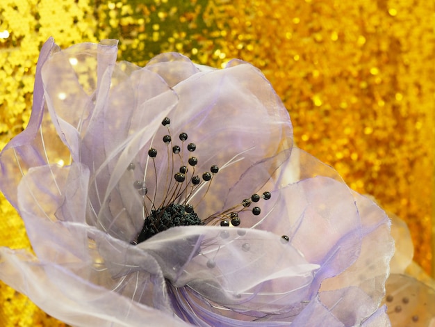 Fiore di organza su sfondo sfocato glitter