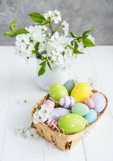 Fiore di primavera e uova di Pasqua