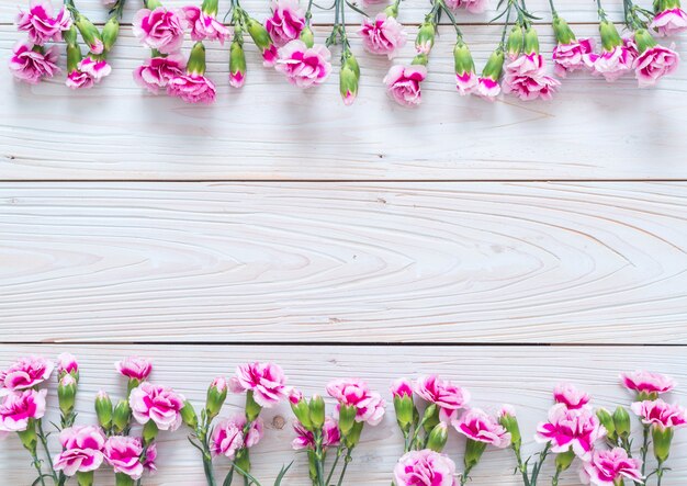 fiore di primavera rosa su fondo di legno