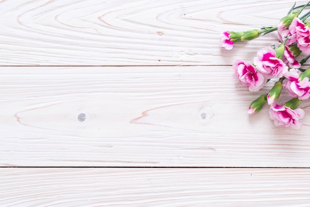 fiore di primavera rosa su fondo in legno