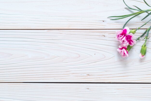 fiore di primavera rosa su fondo in legno