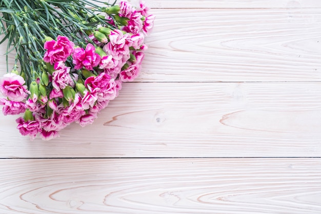 fiore di primavera rosa su fondo in legno