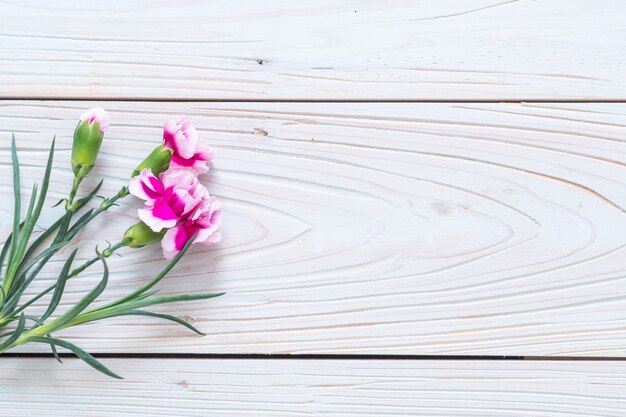 fiore di primavera rosa su fondo in legno