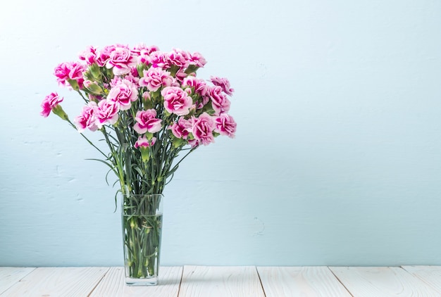 fiore di primavera rosa su legno