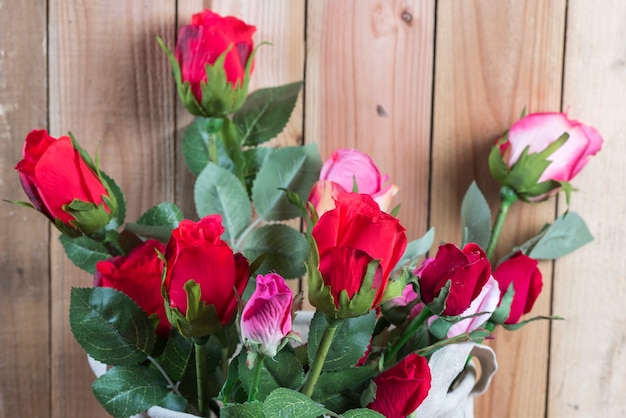 fiore di rosa sul fondo della parete in legno