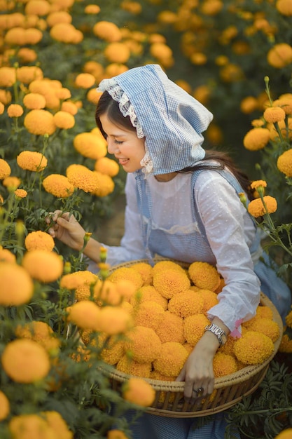 Fiore giallo calendula e la ragazza artista