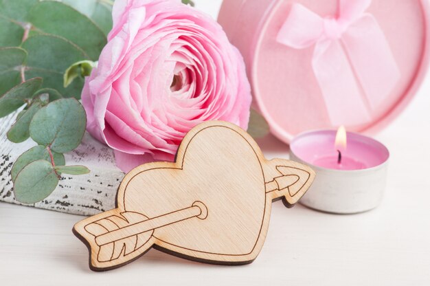 Fiore rosa del ranuncolo con cuore di legno