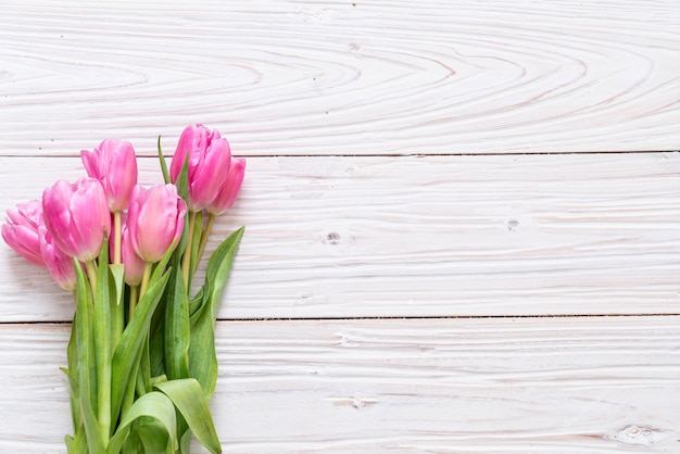 fiore rosa del tulipano su fondo di legno