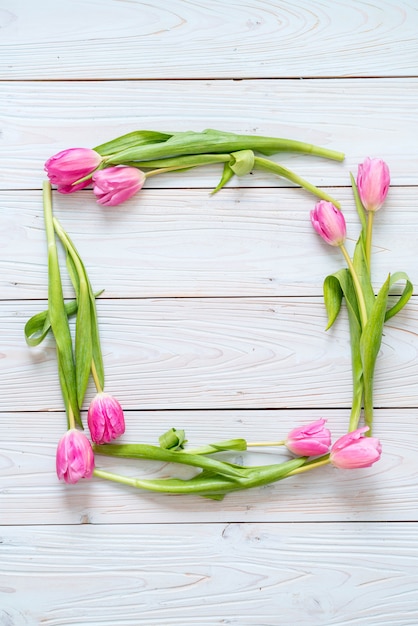 fiore rosa del tulipano su fondo di legno