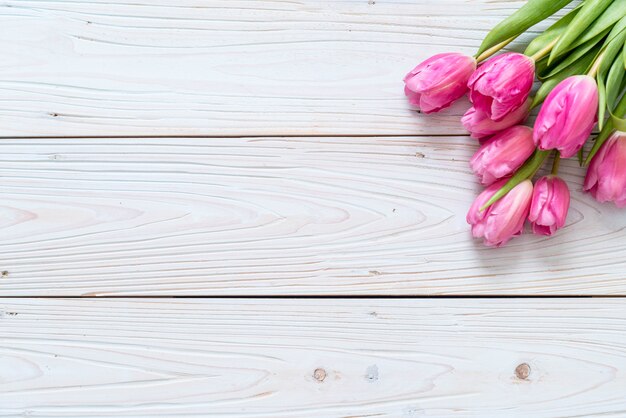 fiore rosa del tulipano su fondo di legno