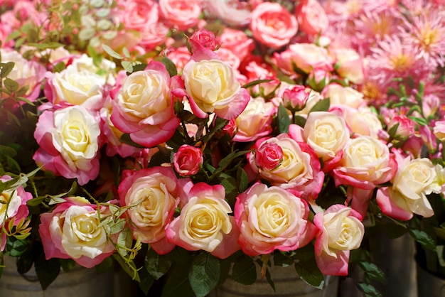 Fiore rosa e bianco rosa, bouquet bellissimo tessuto artificiale floreale.