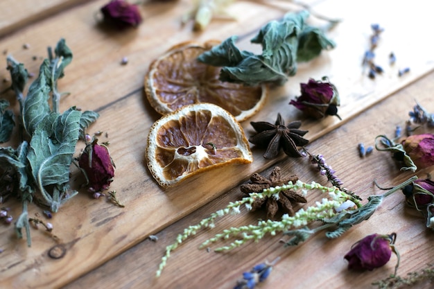 Fiore secco su un tavolo di legno.