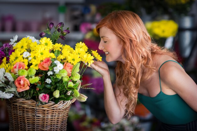 Fiore sentente l'odore del fiorista femminile