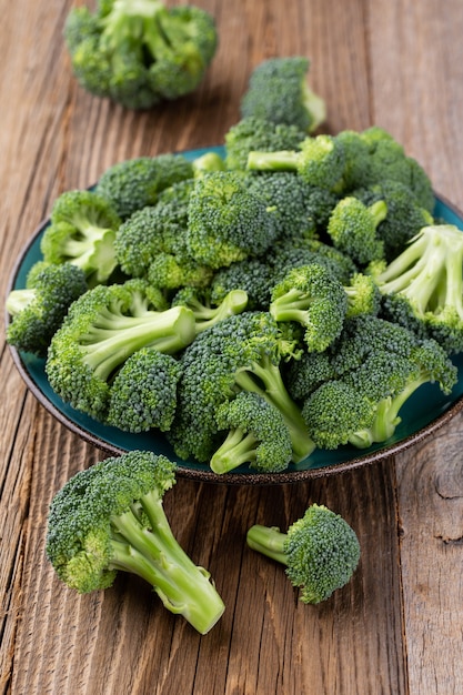 Fiorellini crudi organici verdi sani dei broccoli pronti per la cottura