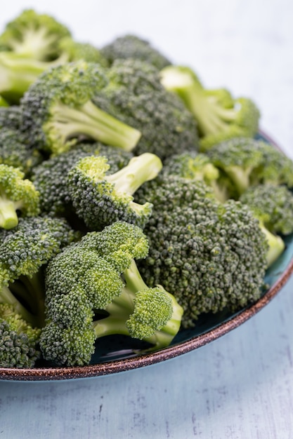 Fiorellini crudi organici verdi sani dei broccoli pronti per la cottura