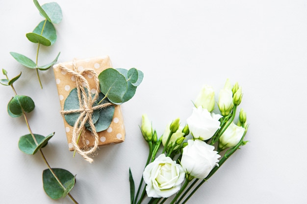 Fiori bianchi e confezione regalo