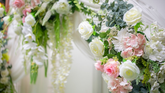 Fiori bianchi e decorazioni nuziali