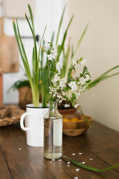 Fiori bianchi primaverili con fiori in un vaso nell'arredamento di una casa accogliente