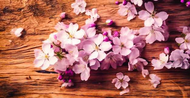 Fiori bianchi su sfondo di legno rosa