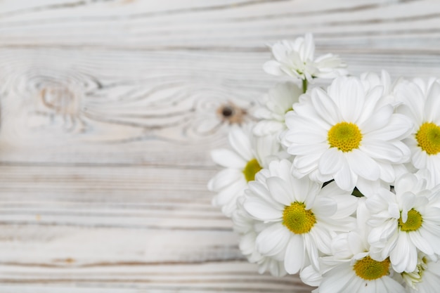 Fiori bianchi sul tavolo di legno