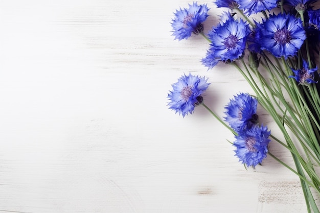 Fiori blu su sfondo di legno bianco