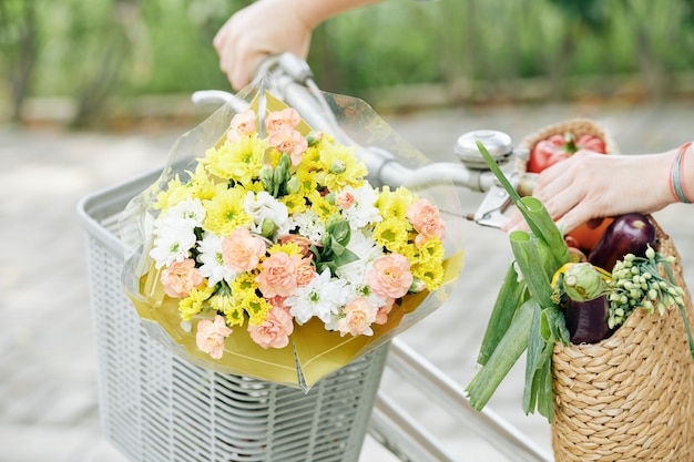 Fiori che sbocciano nel cestino della bicicletta