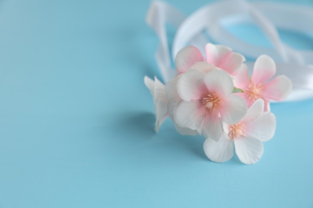 Fiori con nastro bianco su sfondo blu