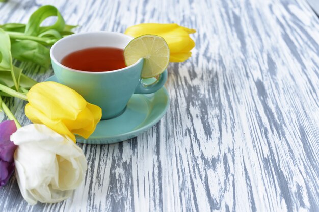 Fiori con tulipani rosa e gialli e con una fetta di lime