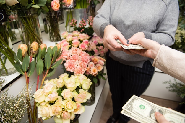 Fiori d'acquisto della donna da un fiorista