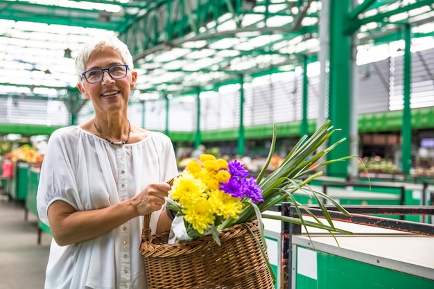 Fiori d&#39;acquisto della donna senior di Charrming sul mercato