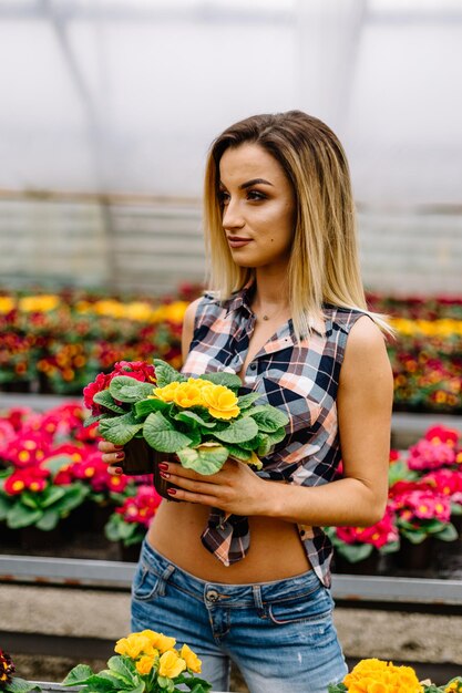 Fiori d'acquisto della giovane donna ad un Garden Center