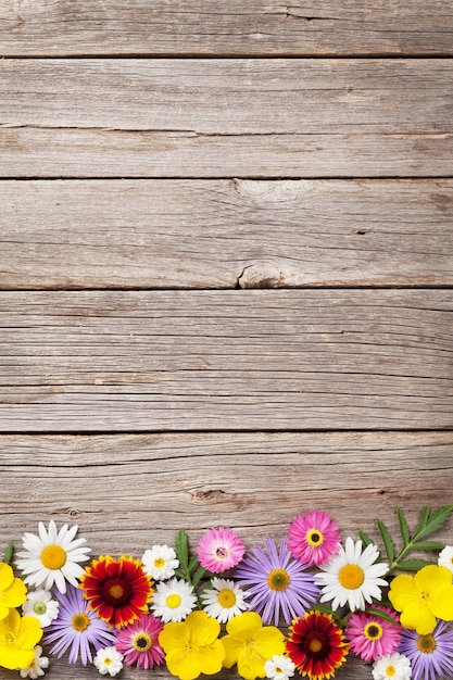 Fiori da giardino su legno