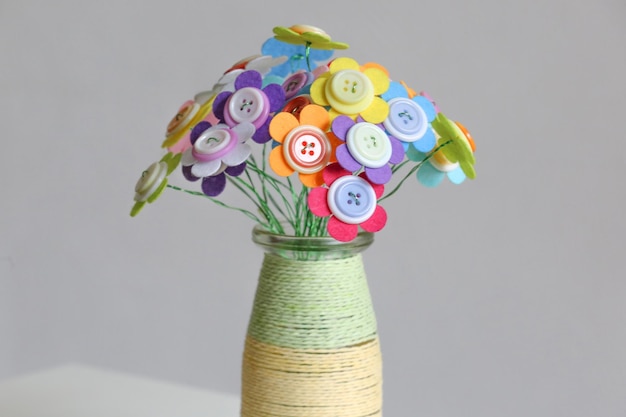 fiori decorativi realizzati con bottoni multicolori