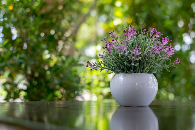 Fiori decorativi su un vaso