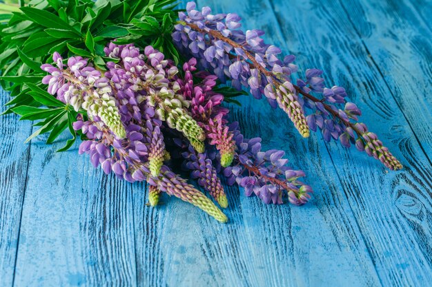 Fiori del lupino su un fondo di legno