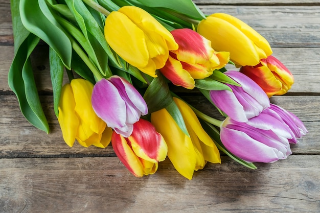 fiori del tulipano sulla tavola di legno