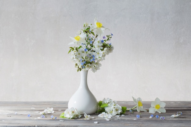Fiori della primavera in vaso sulla tavola di legno