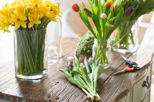 Fiori della primavera su una tavola di legno