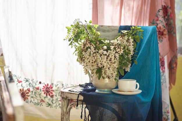 Fiori di acacia in vaso bianco natura morta con fiori di acacia