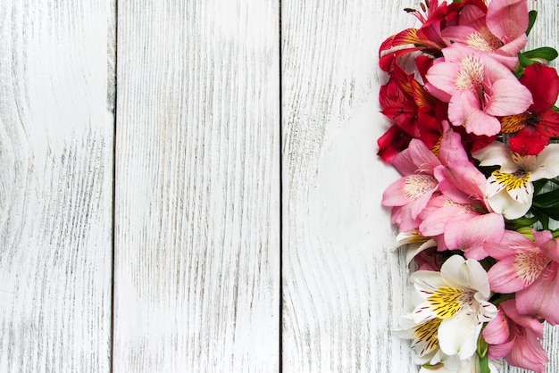 Fiori di Alstroemeria su un tavolo