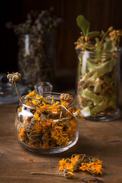 Fiori di calendula asciutti in un barattolo di vetro