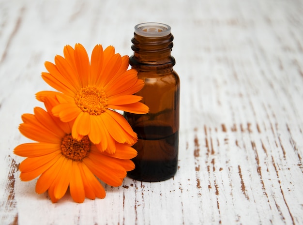 Fiori di calendula e olio da massaggio