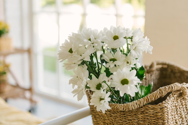 Fiori di camomilla Bouquet di margherite bianche in cesto di vimini