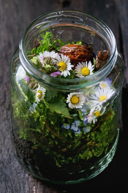 Fiori di campo in vaso di vetro