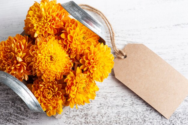 Fiori di crisantemo arancione in scatola di legno