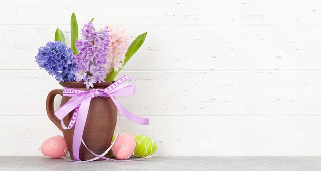 Fiori di giacinto bouquet e uova di Pasqua su tavolo di legno modello di biglietto di auguri di Pasqua con spazio per i vostri saluti